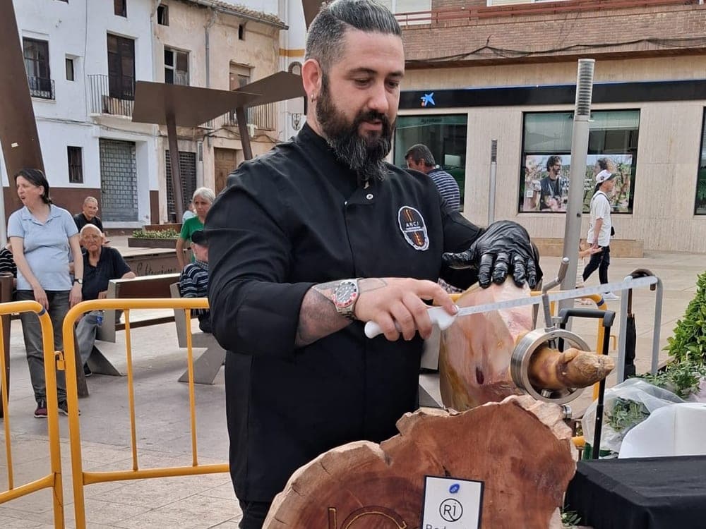 José Casasús cortando jamón en directo durante un evento